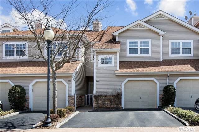 110 Carriage Ln, Plainview, NY 11803 photo 1
