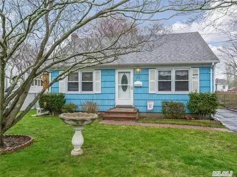 35 Thorburn Ave, Patchogue, NY 11772 photo 1