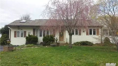 81 Walter Ct, Commack, NY 11725 photo 1