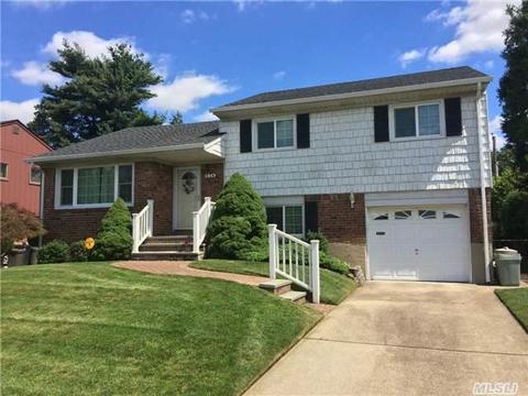 30 Clark St, Plainview, NY 11803 photo 1