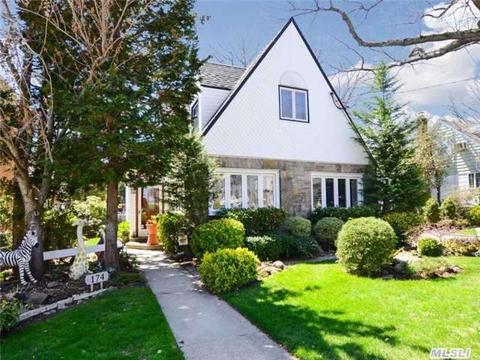 174 E Carpenter St, Valley Stream, NY 11580 photo 1