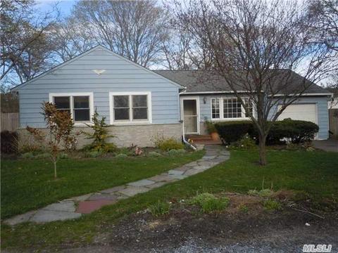 65 Phyllis Dr, Patchogue, NY 11772 photo 1