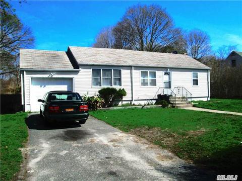 121 Meadowmere Ave, Mastic, NY 11950 photo 1