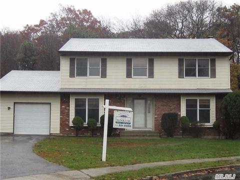 19 Jay Ct, Islip, NY 11751 photo 1