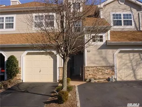 121 Carriage Ln, Plainview, NY 11803 photo 1