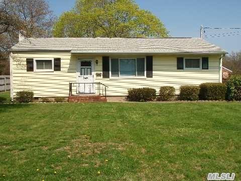 44 Jackson St, Riverhead, NY 11901 photo 1