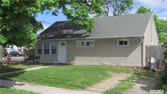 2 Island St, Plainview, NY 11803 photo 1