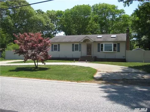 162 Pawnee Ave, Mastic, NY 11950 photo 1
