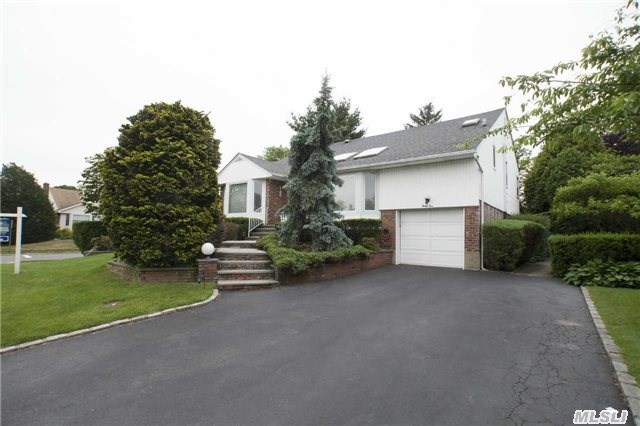 35 Sullivan Dr, Jericho, NY 11753 photo 1