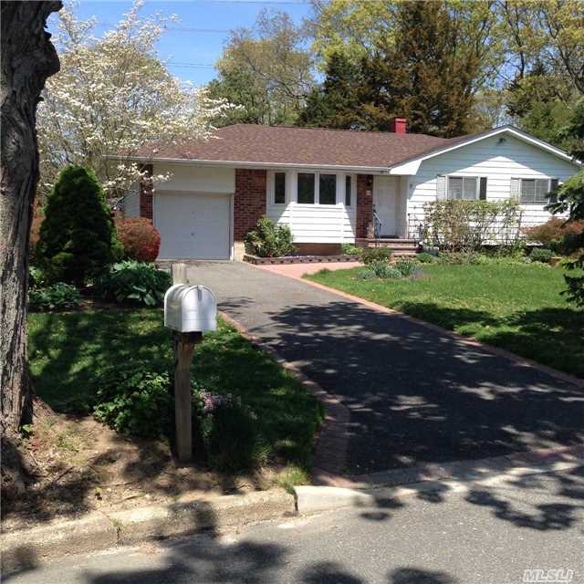 20 Heron Ln, Commack, NY 11725 photo 1