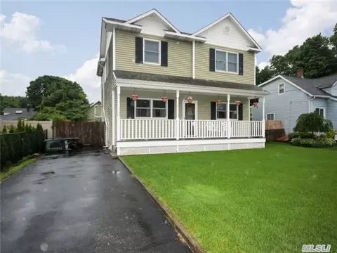 82 Pine St, Islip, NY 11751 photo 1