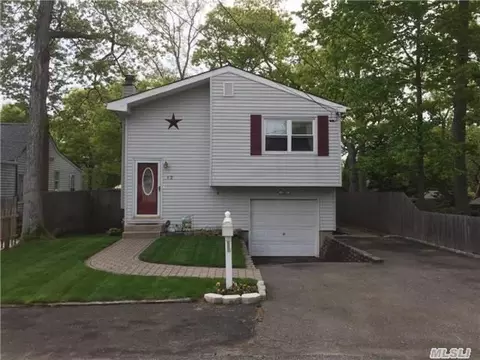 12 Carl Pl, Patchogue, NY 11772 photo 1