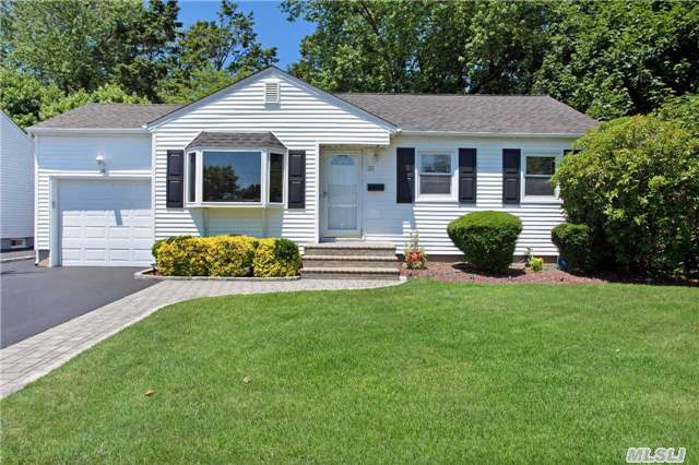 20 Bentley Rd, Plainview, NY 11803 photo 1