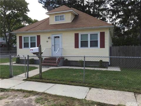 21 Pineview Blvd, Central Islip, NY 11722 photo 1