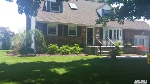 81 Parkview St, Plainview, NY 11803 photo 1