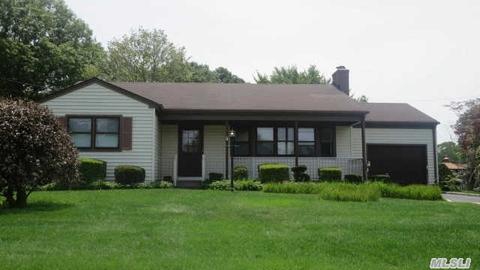 114 E Woodside Ave, Patchogue, NY 11772 photo 1