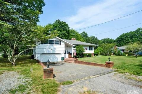 48 Oxbow Rd, Patchogue, NY 11772 photo 1