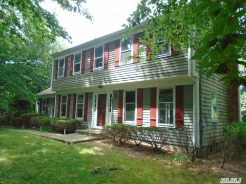 87 Sandy Ct, Riverhead, NY 11901 photo 1