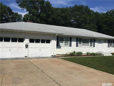 730 Gregory Pl, Riverhead, NY 11901 photo 1