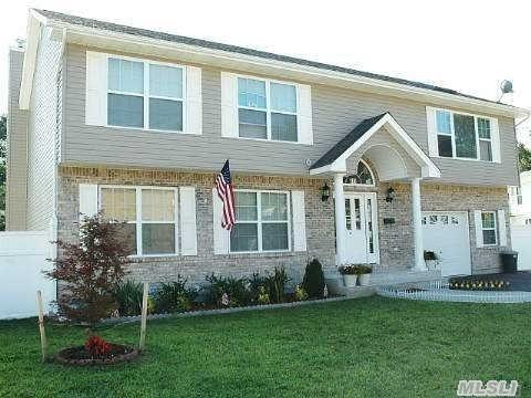 411 E John St, Lindenhurst, NY 11757 photo 1