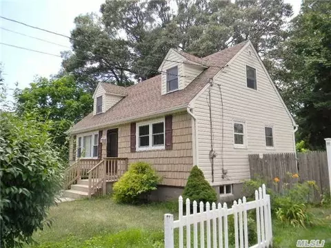 60 Winges Ave, Patchogue, NY 11772 photo 1