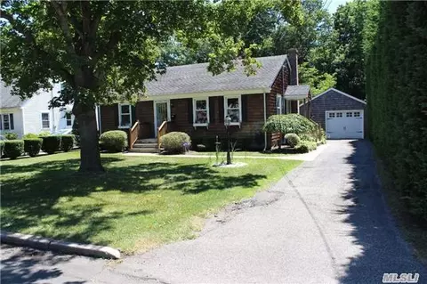133 Duryea St, Riverhead, NY 11901 photo 1