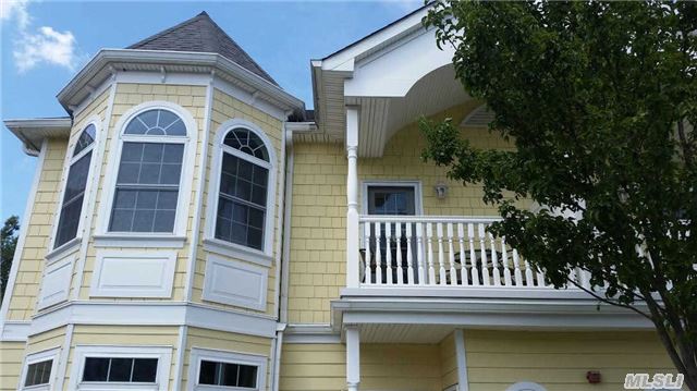902 Emily Dr, Patchogue, NY 11772 photo 1