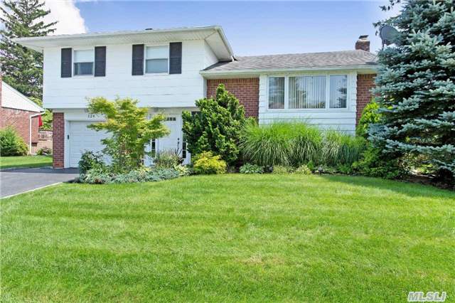 124 Sutton Dr, Plainview, NY 11803 photo 1