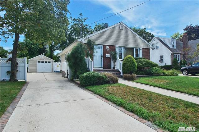 24 Gold St, Valley Stream, NY 11580 photo 1