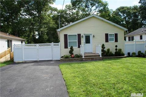 5 Edgewood St, Mastic, NY 11950 photo 1