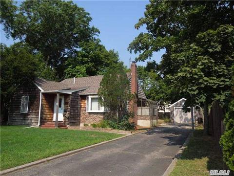 20 Ackerly St, Riverhead, NY 11901 photo 1