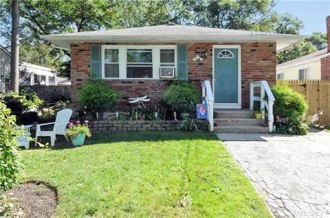 63 Holbrook St, Patchogue, NY 11772 photo 1