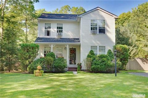 4 Maple St, Hampton Bays, NY 11946 photo 1