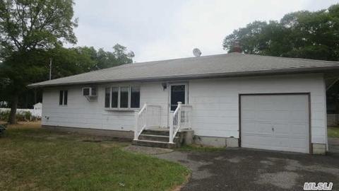 143 Monroe St, Mastic, NY 11950 photo 1