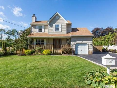 24 Hayward St, Patchogue, NY 11772 photo 1