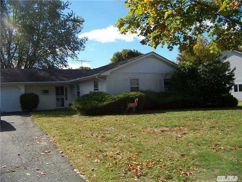 4 Bernice Ct, Coram, NY 11727 photo 1