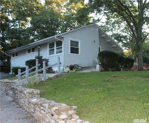 41 Birch Ct, Riverhead, NY 11901 photo 1