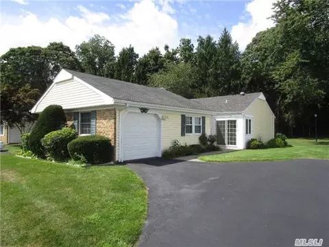 94 Forge Ln, Coram, NY 11727 photo 1