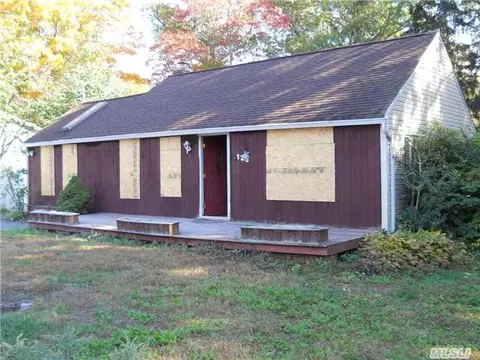 125 Phyllis Dr, Patchogue, NY 11772 photo 1
