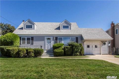 1045 N Greene Ave, Lindenhurst, NY 11757 photo 1