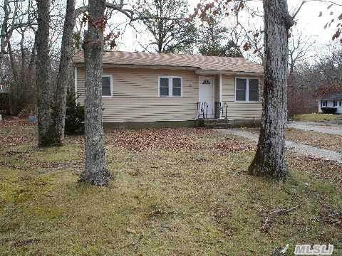 4 Andrea Ct, Riverhead, NY 11901 photo 1