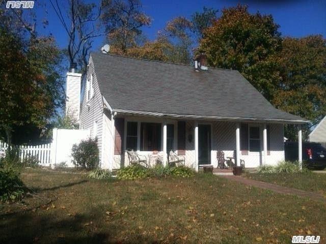 10 E Halley Ln, Central Islip, NY 11722 photo 1