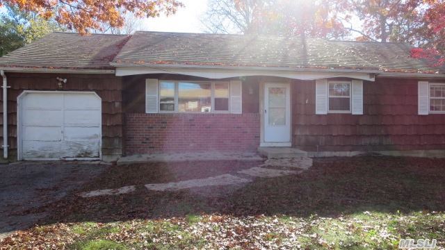 4 Smith Ct, Mastic, NY 11950 photo 1