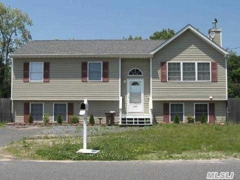 115 Meadowmere Ave, Mastic, NY 11950 photo 1