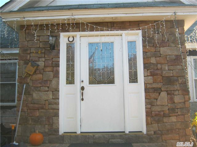 12 Lager Ln, Patchogue, NY 11772 photo 1