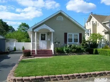 35 Roberts St, Patchogue, NY 11772 photo 1