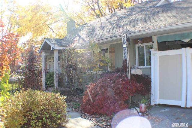 8 Whitlock St, Plainview, NY 11803 photo 1