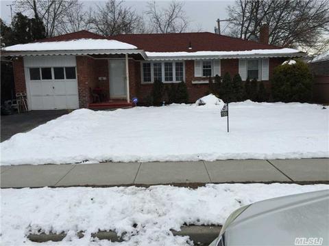 720 Center Dr, Baldwin, NY 11510 photo 1