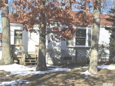 79 Newman St, Patchogue, NY 11772 photo 1