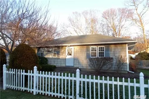 101 Winges Ave, Patchogue, NY 11772 photo 1